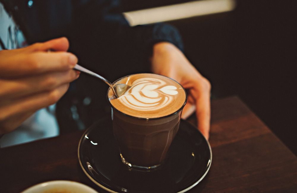 Café de especialidad con leche y latte art