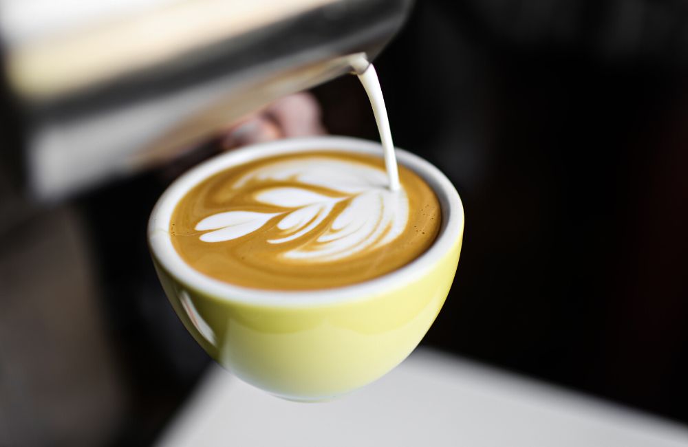 Qué es y cómo hacer un café con leche