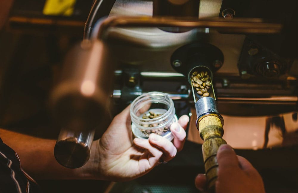 blog-ineffablecoffee-cafe-en-grano-04 El grado de tueste del café en grano se comprueba manualmente