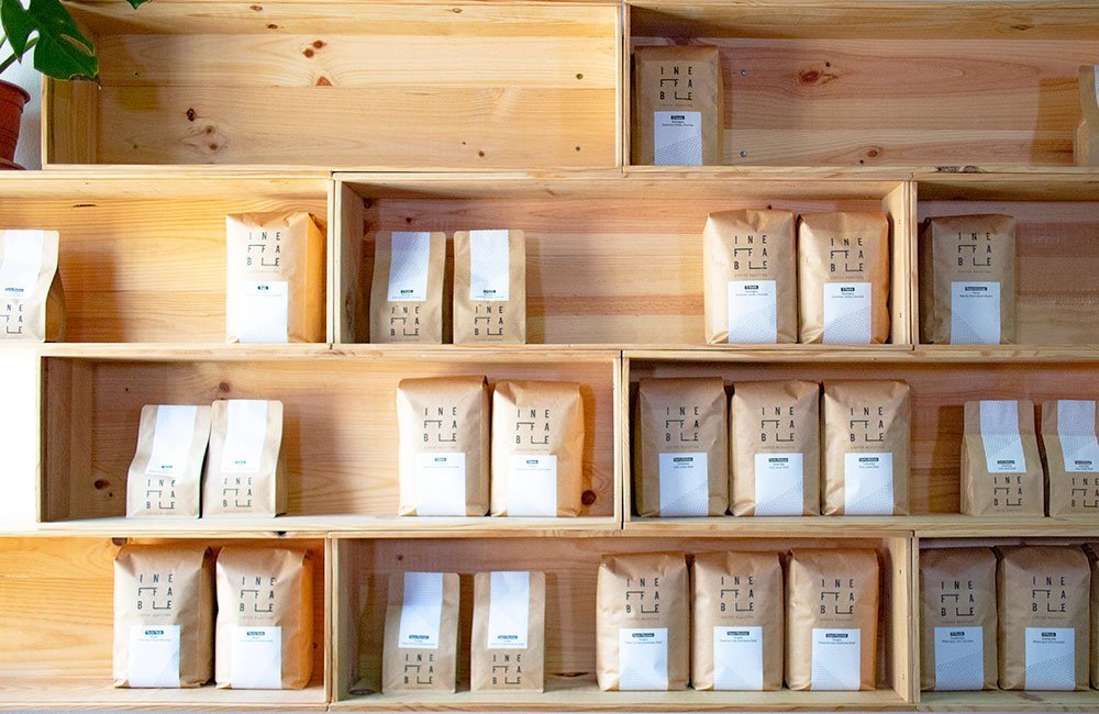 Paquetes de café de especialidad de Ineffable Coffee listos para ser enviados