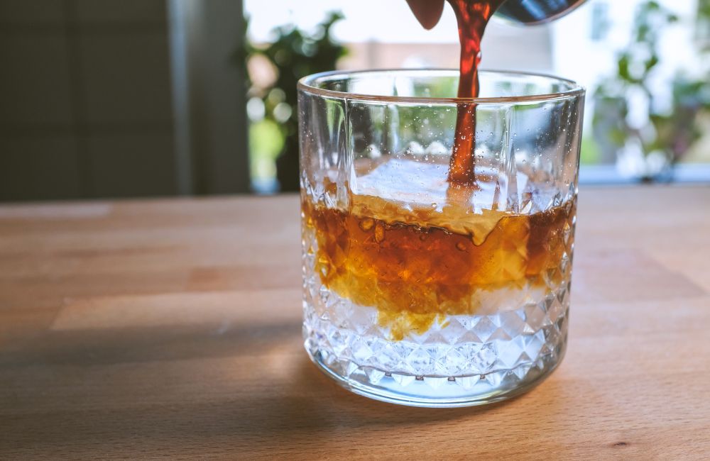 Un espresso mientras se mezcla con tonic water para un burbujeante receta de café en verano