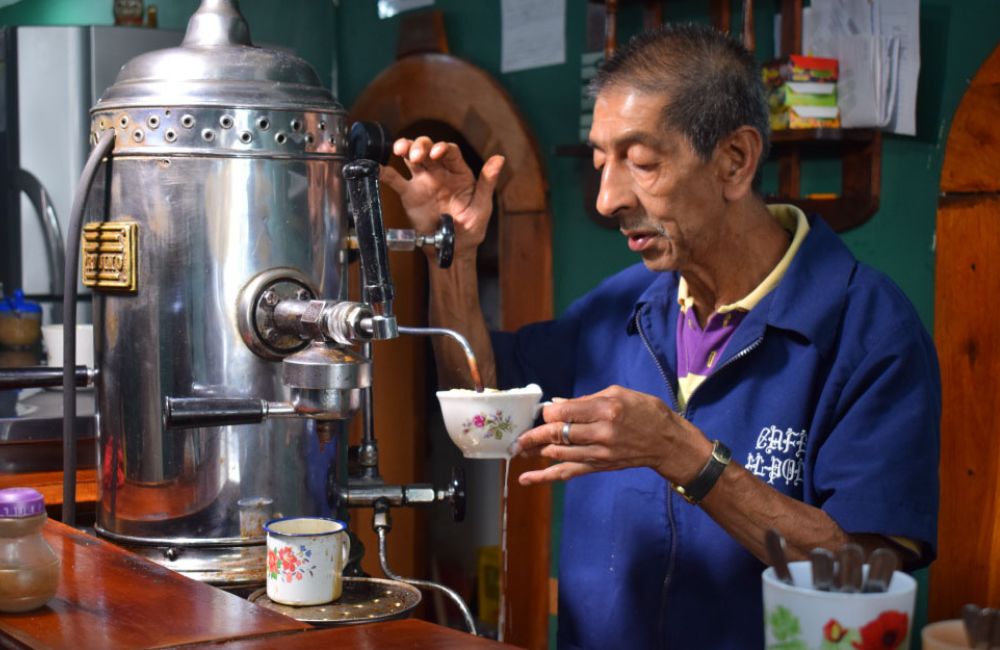 Qué es y cómo hacer un café con leche