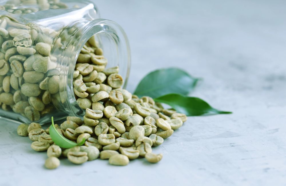 Semillas de café verde procesadas en un recipiente de cristal