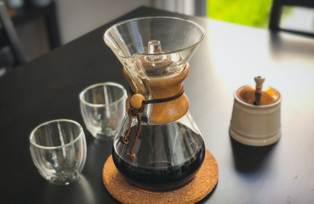 Cafetera de filtro con café tostado como ejemplo de diferencia con el café verde