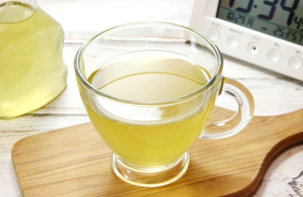 Preparación de café verde en un taza de cristal