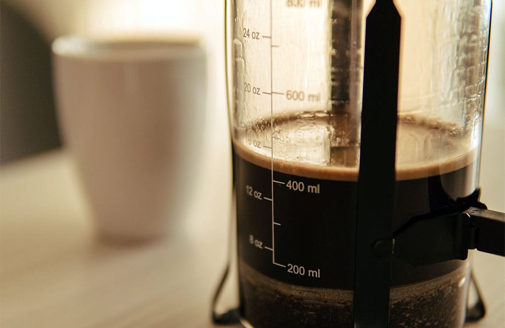 The French press coffee maker is a total immersion method Cafeteras de émbolo