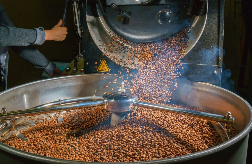 blog-ineffablecoffee-sca 04 Café recién tostado saliendo de la máquina según parámetros SCA