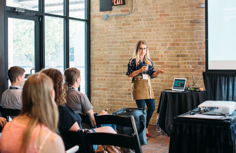 Persona enseñando un programa de la SCA