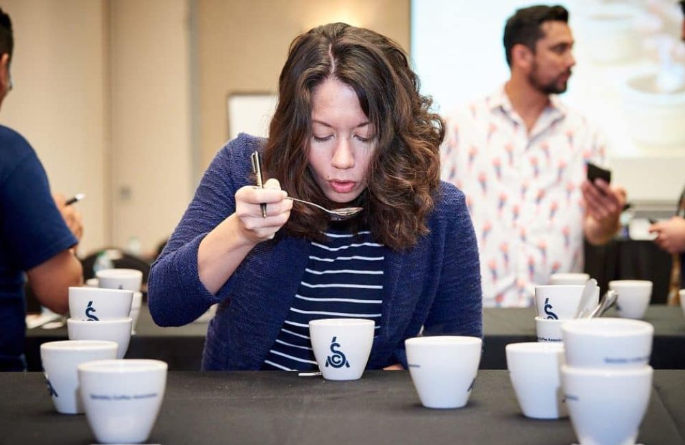 Persona catando para comprobar parámetros de la SCA