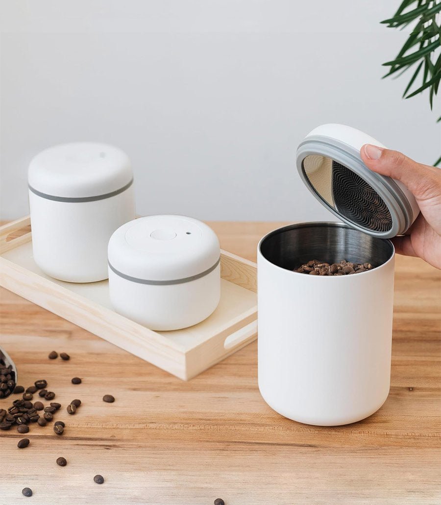 Botes para guardar café de especialidad en grano herméticos de color blanco mate de la marca atmos fellow
