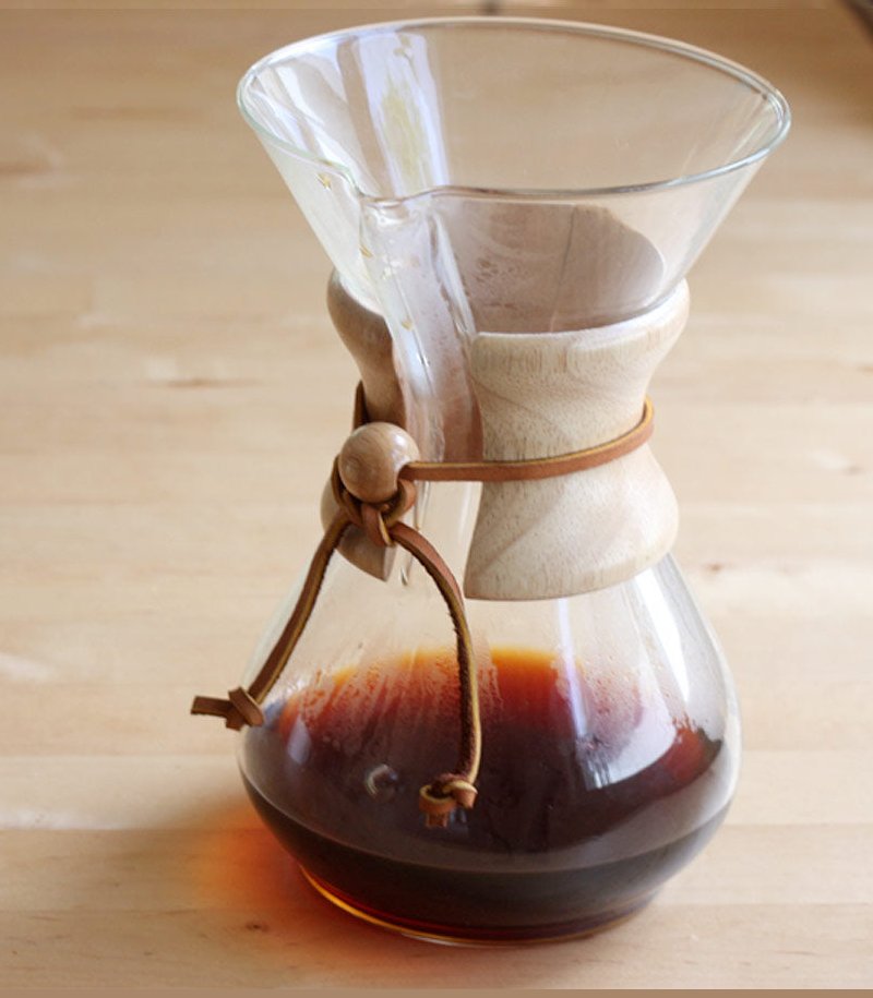 Café de filtro hecho con cafetera chemex clásica de borosilicato con capacidad para 6 tazas