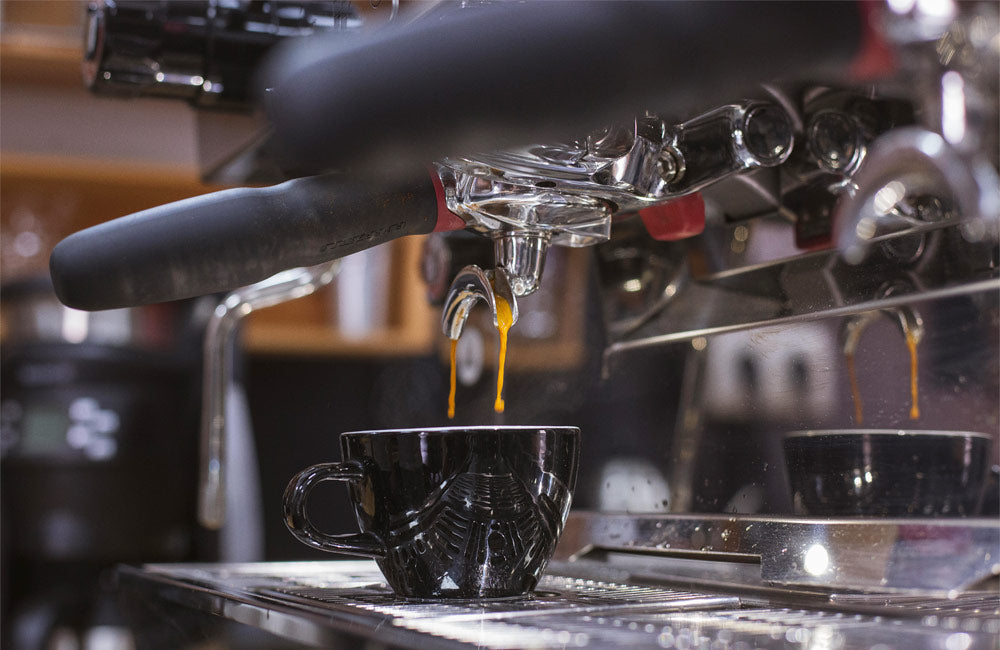 Cafetera espresso haciendo un café espresso de especialidad