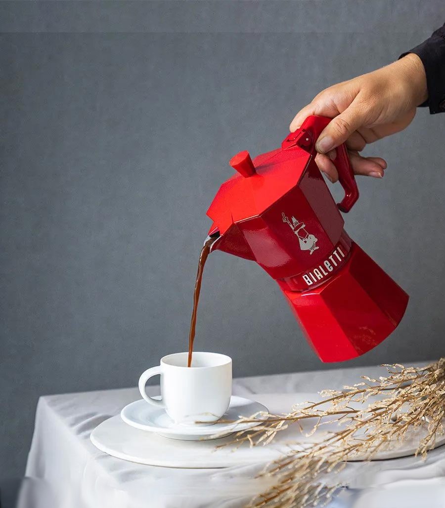 Café Espresso hecho con Cafetera espresso moka Bialetti Exclusive roja