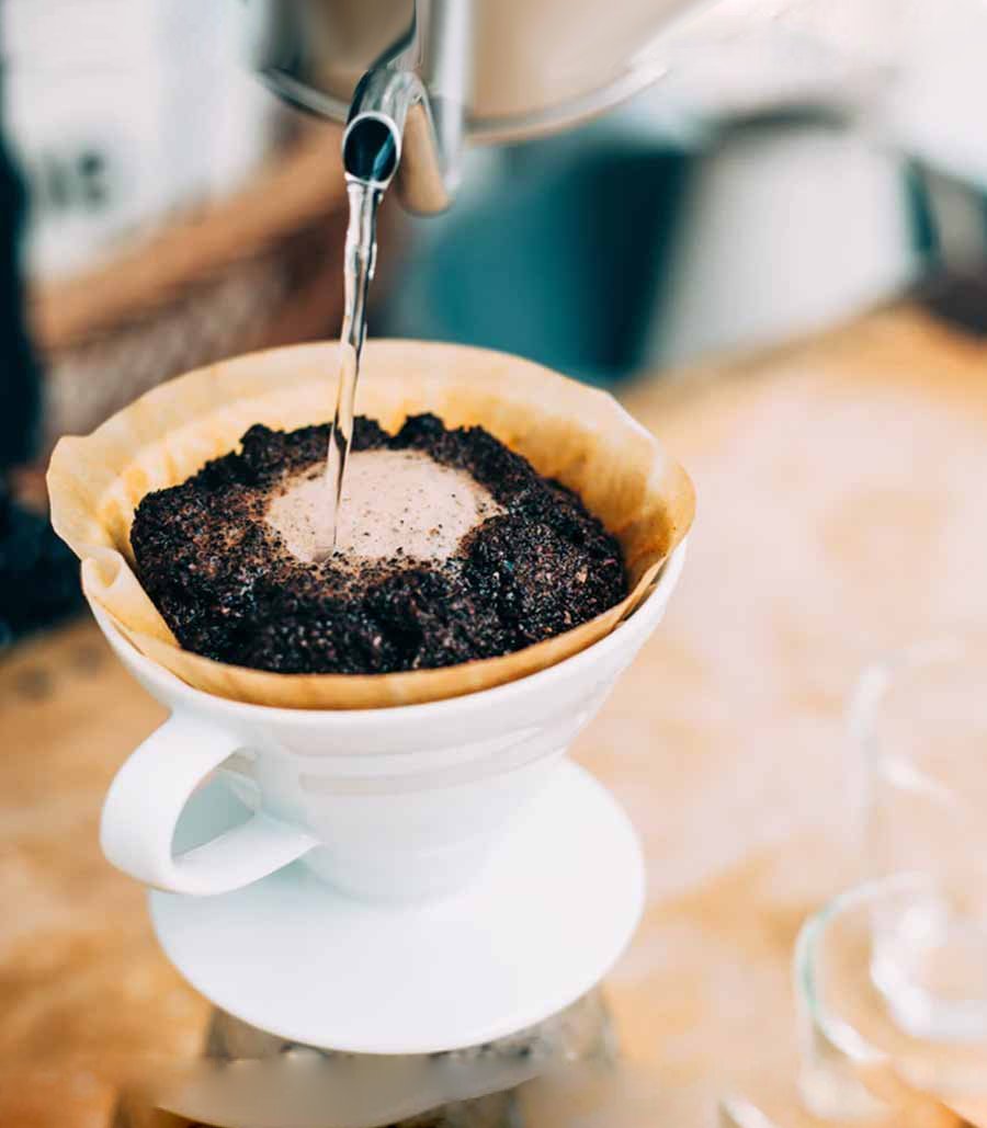 Café de filtro v60 con dripper Hario 02 de cerámica blanco