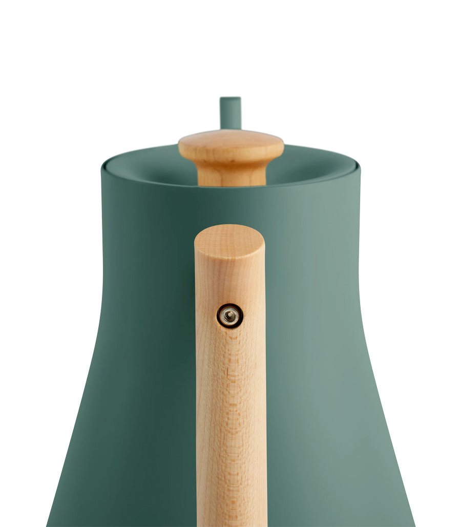 Detalle de hervidor eléctrico fellow kettle verde y madera