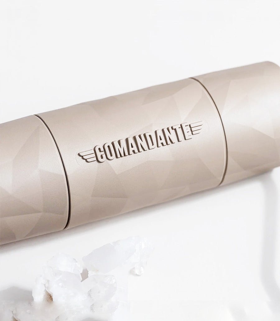 Detalle del molinillo de café manual Comandante X25 Trailmaster Dune