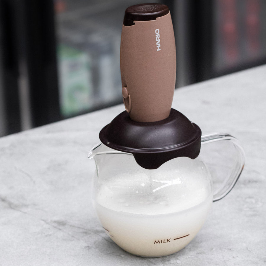 Espumador de leche Hario y jarra incluida en el kit QTO