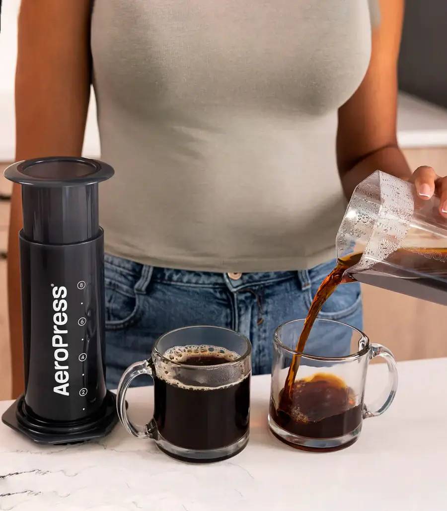Preparando café americano con cafetera AeroPress XL