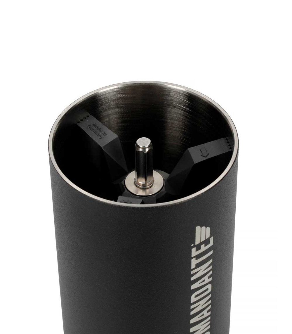 Molinillo de café manual Comandante C40 con fresas cónicas de acero inoxidable martensítico con un alto contenido en nitrógeno altamente resistentes a las dentaduras.