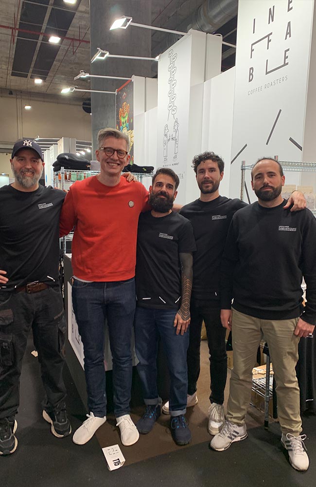 Foto grupal con James Hoffman y el equipo de Ineffable Coffee en el Coffee Fest Madrid 2024