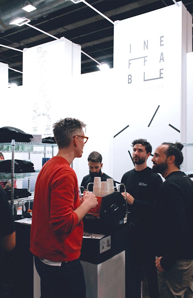 James Hoffman visitando el stand de Ineffable Coffee Roasters en el Madrid Coffee Fest