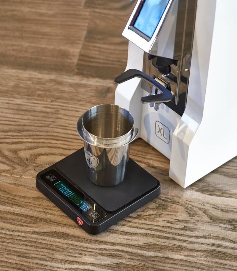 Pesando café con balanza digital Eureka Precisa