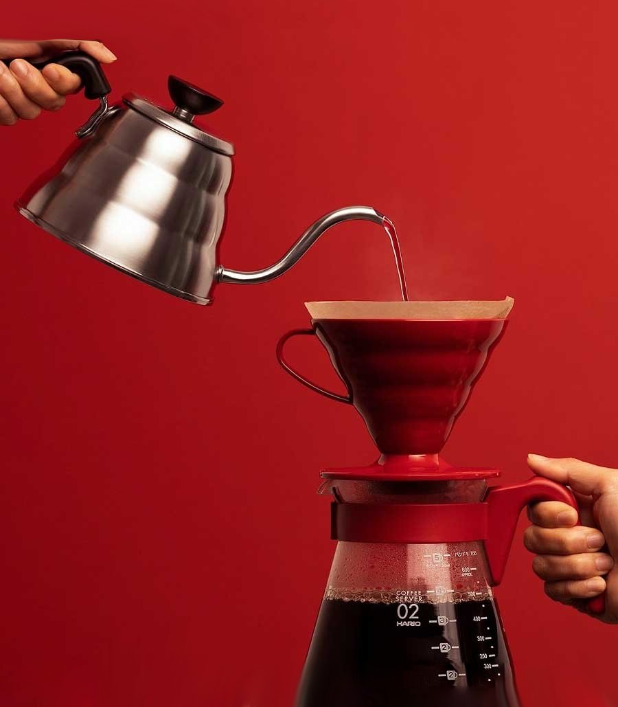 Preparando V60 con dripper Hario 02 rojo