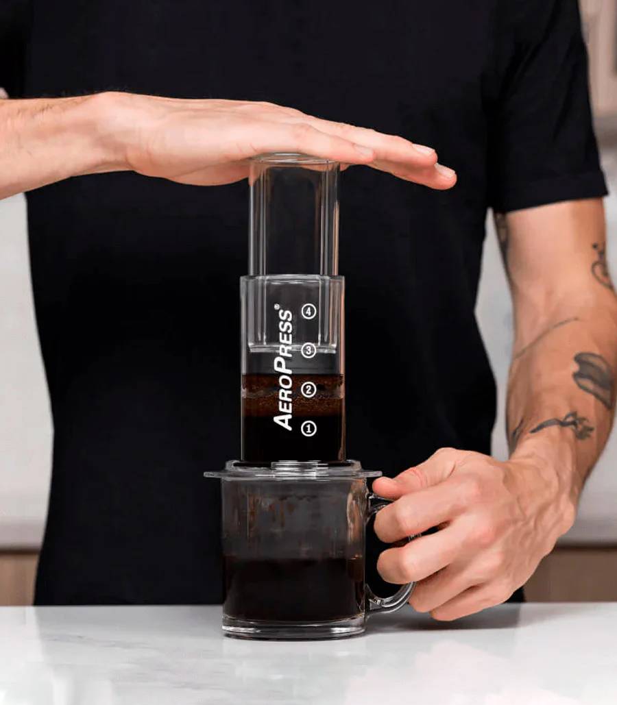 Preparando café con cafetera Aeropress Clear