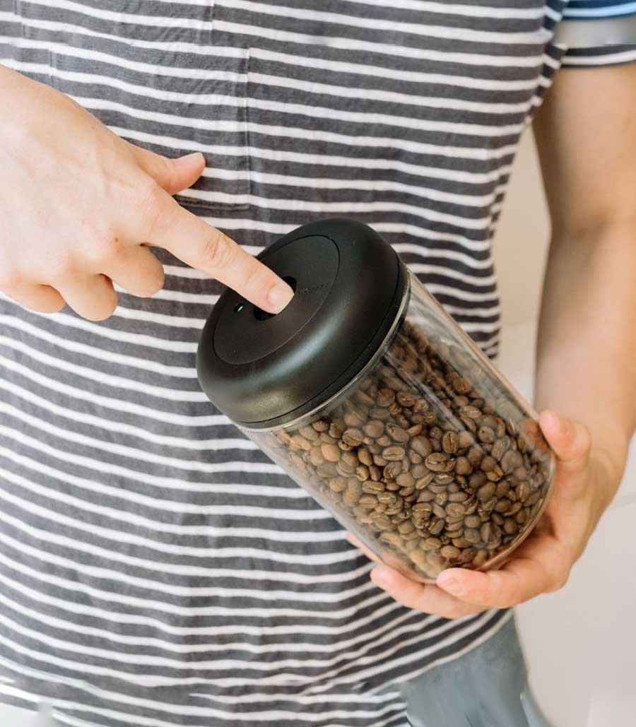 Bote para café hermético con válvula de vacío manual