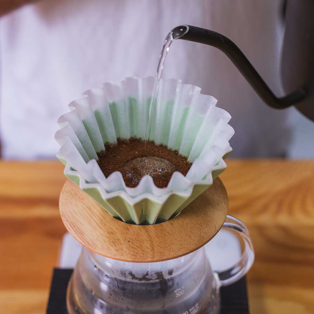 Agua para café en jarra de filtrar frente a ventana